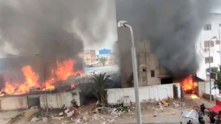 تفاصيل اندلاع حريق هائل داخل مخزن أثاث بدمياط