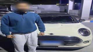 الامن يكشف ملابسات فيديو أمين الشرطة المتشبث بسيارة هاربة بالإسماعيلية.. وضبط المتهم