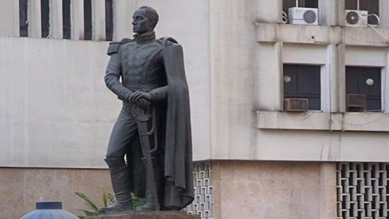 من وسط البلد.. مصدر أمنى يكشف حقيقة سرقة سيف تمثال سيمون بوليفار
