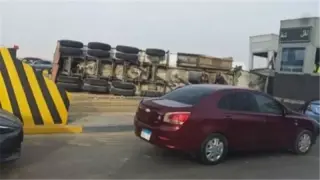 انقلاب سيارة نقل محملة بالرمان بالقرب من كارتة حلوان أعلى الطريق الإقليمي