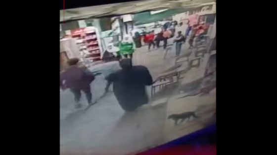 اعتداء شاب على سيدة مُسنة في عزبة الصعايدة بشبرا الخيمة والأهالي يطالبون بضبطه