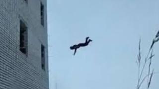 شاب يتخلص من حياته في حلوان قفز من الطابق السادس..الأمن يتحفظ علي فيديو الواقعة