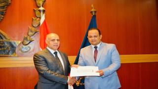 مدير أمن سوهاج يُكرّم ” المقدم المزمل نافع ” لأنه مثالاً يحتذى به في التصدي للجريمة