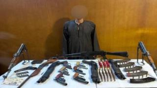 مصرع عنصر شديد الخطورة وضبط بؤر إجرامية للاتجار بالمخدرات والأسلحة في عدة محافظات