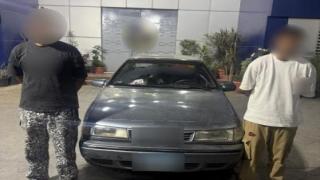 القبض على قائد سيارة لأداء حركات استعراضية والسماح لشخص بالجلوس خارج السيارة