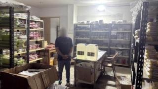 ضبط مصنع غير مرخص لتصنيع سوائل أجهزة التدخين الإلكترونية بالقطامية.. ومصادرة كميات ضخمة مجهولة المصدر