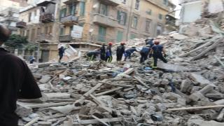 فرق الإنقاذ تبحث عن المفقودين فى عقار العطارين المنهار