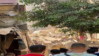 تفاصيل انهيار عقار ممصر القديمة .. محافظ القاهرة: إنقاذ 4 عمال أحياء تسللوا لسرقة والبيت وقع عليهم