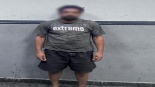 زاوية مغلقة وسكان غاضبون.. القبض على عاطل بالتعدي على المصلين بالهانوفيل