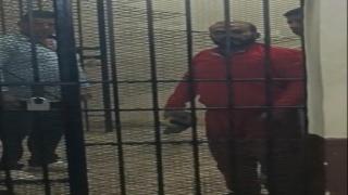 الإعدام الثاني لتوربيني البحيرة المتهم باختطاف صغير والتعدي عليه: بدلة حمراء في القفص