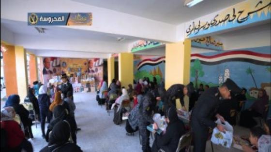 الداخلية تحتفل بعيد الفطر مع المواطنين بتوزيع الكحك وملابس العيد