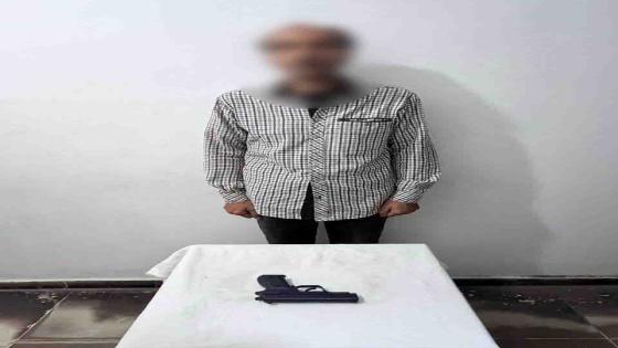 القبض على عامل بتهمة ابتزاز شريك بمصنع وفرض إتاوات واستعراض سلاح هيكلي في الغربية