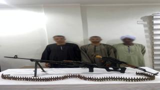 كشف ملابسات صور متداولة لأشخاص يحملون أسلحة نارية في قنا.. وضبط المتهمين والأسلحة
