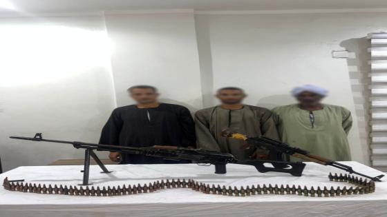 كشف ملابسات صور متداولة لأشخاص يحملون أسلحة نارية في قنا.. وضبط المتهمين والأسلحة