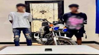 ضبط شخصين لسرقة هاتف محمول من راكب «توك توك» بأسوان بعد تداول فيديو للواقعة