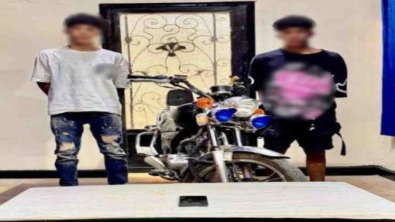 ضبط شخصين لسرقة هاتف محمول من راكب «توك توك» بأسوان بعد تداول فيديو للواقعة