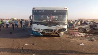 مصرع 9 أشخاص وإصابة 8 آخرين في تصادم ميني باص وميكروباص بطريق محور الضبعة