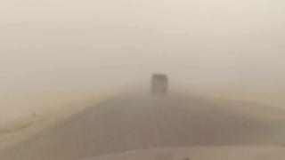 مرور مطروح» يحذر قائدي السيارات من الأتربة على طريق سيوة
