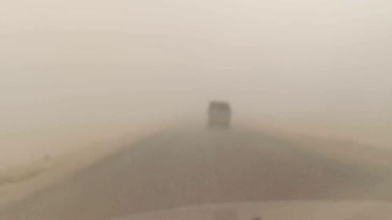 مرور مطروح» يحذر قائدي السيارات من الأتربة على طريق سيوة