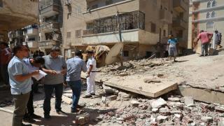 محافظ المنيا يتابع انهيار منزل من 4 طوابق بعزبة شاهين