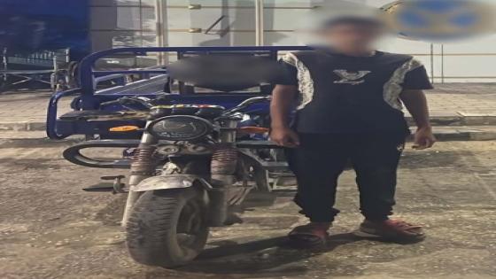 ضبط سائق تروسيكل صدم سيارة أثناء السير عكس الاتجاه في حلوان