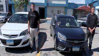 ضبط طالبين بالإسكندرية بعد أداء حركات استعراضية أعلى سيارتين أثناء سيرهما
