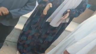 «وريني دكر يخش الشارع».. سيدة تمنع مواطن من بيع منزله: «بمزاجي واخده غصب ببلاش»