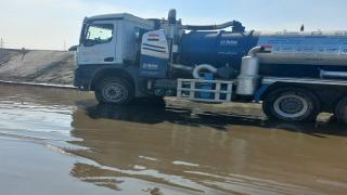 كسر ماسورة مياه رئيسية يتسبب في تكدس مروري بطريق الواحات