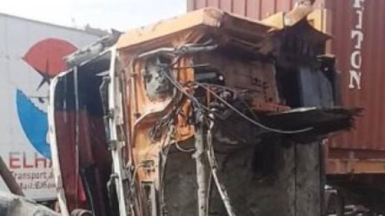 حادث اصطدام تريلا “محملة بالسيراميك” بمحطة الأتوبيس الترددي على الطريق الدائري