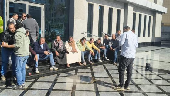 عشرات المقاولين وأصحاب شركات المقاولات الصغيرة والمتوسطة وقفة احتجاجية للمطالبة بصرف مستحقاتهم