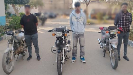 ضبط 3 أشخاص استعرضوا بدراجات نارية على الطريق السريع بالجيزة