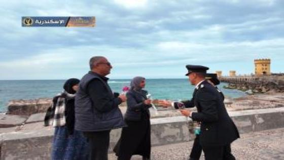 الشرطة تحتفل بعيد الفطر بتوزيع الورود على المواطنين في مختلف المحافظات