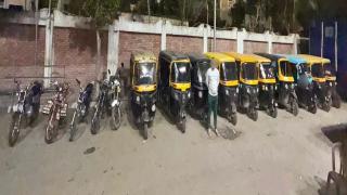 بدون ترخيص في الإسكندرية…عاطل حول شارع لجراج توك توك