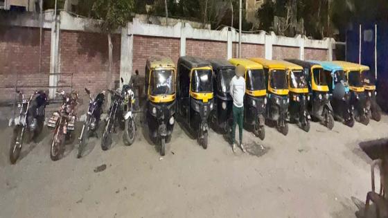 بدون ترخيص في الإسكندرية…عاطل حول شارع لجراج توك توك