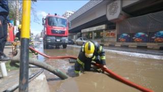 رجال الشرطة يواصلون جهودهم مكثفة لمساعدة المواطنين فى مواجهة تداعيات موجة الطقس السيئ