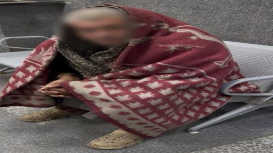 متسول يثير الذعر في شارع بالقاهرة.. تخريب سيارات والتعدي على المارة