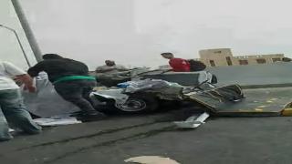 سقوط لوحة إعلانية ضخمة يحطم سيارة ملاكي أعلى محور أحمد عرابي بالجيزة ونقل المصابين للمستشفى