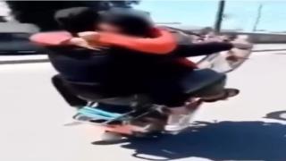 مع صديقته فى وضع غير لائق.. ضبط قائد دراجة نارية بالإسكندرية لأداء حركات استعراضيه خطيره