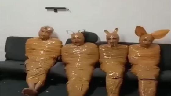 بشريط لاصق.. أهالي في إندونيسيا يقبضون على 4 متهمين قبل وصول الشرطة