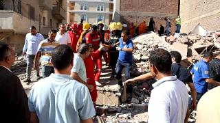 انتشال جثمان سيدة وإنقاذ طبيبة عقب انهيار عقار من 4 طوابق بعزبة شاهين في المنيا
