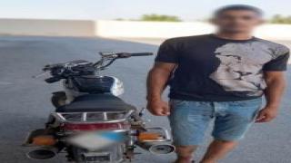 ضبط قائد دراجة نارية صدم سيدة وتعدى بالسب على مواطنين في المنصورة