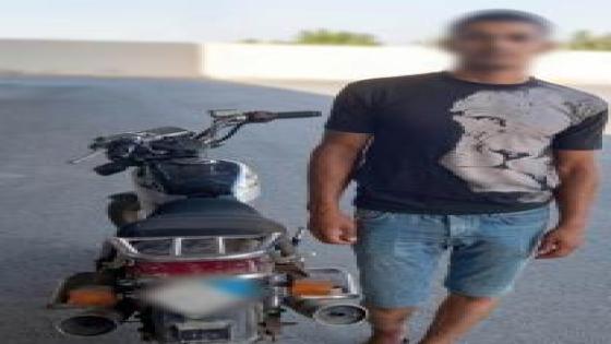 ضبط قائد دراجة نارية صدم سيدة وتعدى بالسب على مواطنين في المنصورة