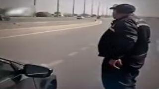 الداخلية تكشف ملابسات ادعاء قيام أحد أفراد المرور بغلق الطريق أمام سيارة بالقاهرة