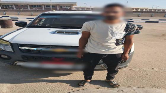 ضبط سائق بالقليوبية بعد تعريض حياة ركاب للخطر أعلى صندوق سيارة ربع نقل