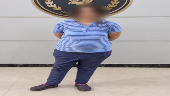 سيدة تلقي زجاجات من شرفة منزلها وتعتدي على شخصين بالإسكندرية.. والداخلية تكشف التفاصيل