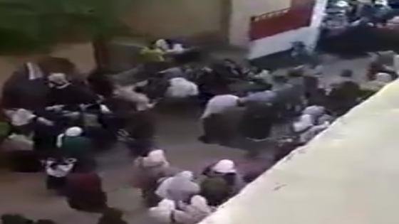 شاهد.. مشاجرة بـ”الأسلحة البيضاء” بين طالبتين في إمبابة