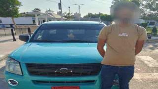 تجاوز خطير.. سائق يخفي لوحات سيارته ويسير عكس الاتجاه