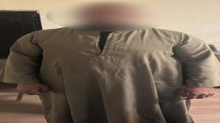 حاول التخلص من كلب ضال داخل “جوال” بسبب شكاوى السكان.. كشف ملابسات فيديو حارس عقار مدينة نصر