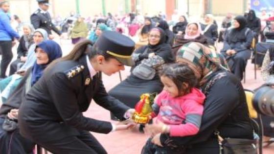 الداخلية توزع عبوات غذائية “بالمجان” على الفئات الأولى بالرعاية بالمناطق الحضارية الجديدة بمناسبة شهر رمضان