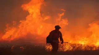 إصابة 5 أشخاص في حريق مصنع بلاستيك بشبرا الخيمة